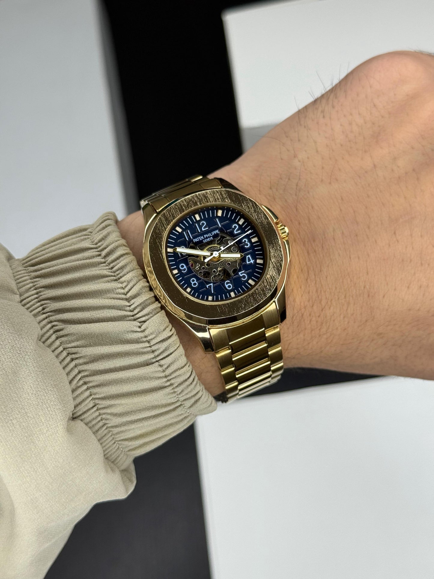 Men’s Luxury Skeleton Automatic Mechanical Watch – Golden Strap - 42mm