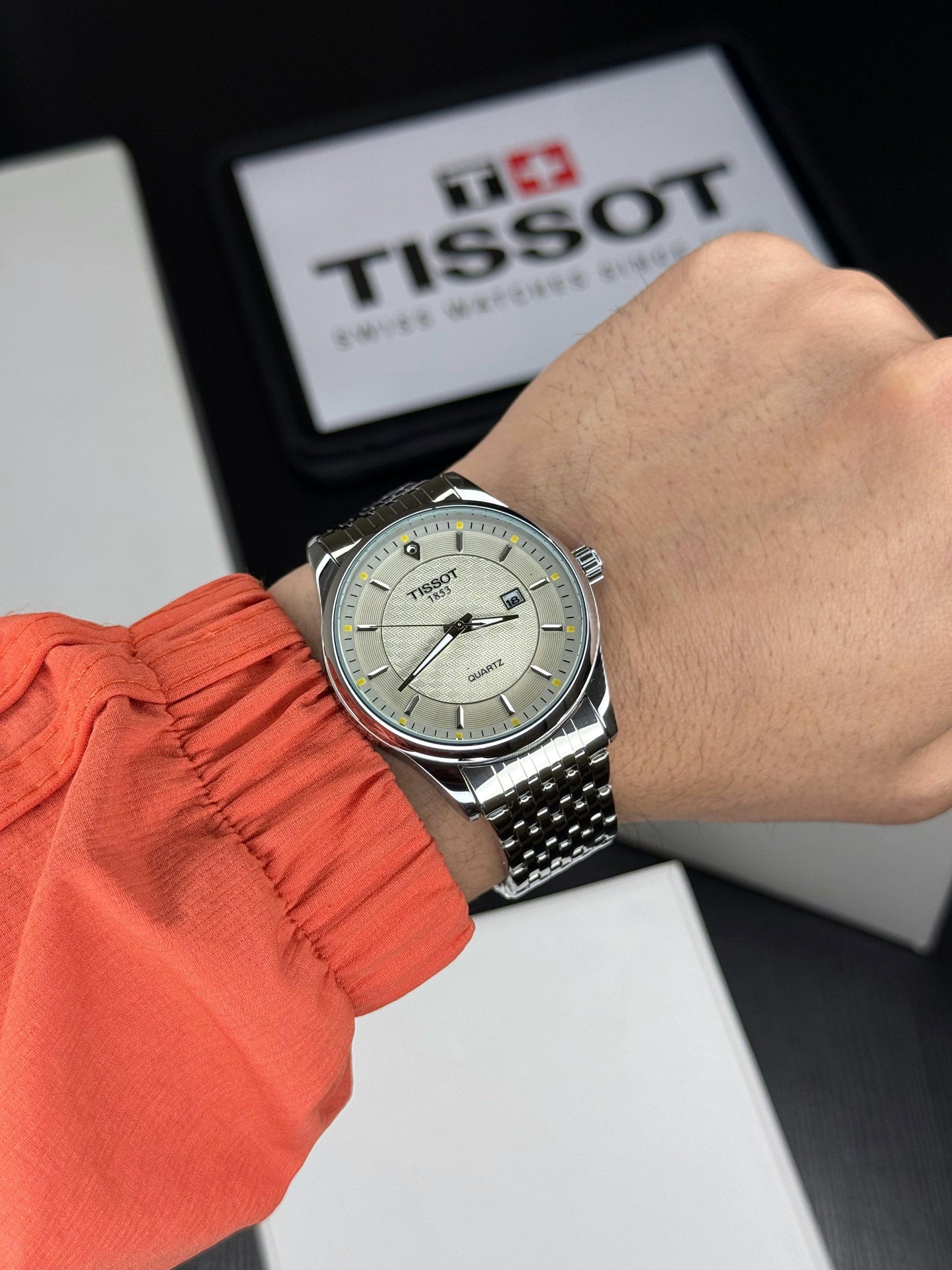 Luxury Style Men’s Watch with Open Back Look & Round Dial